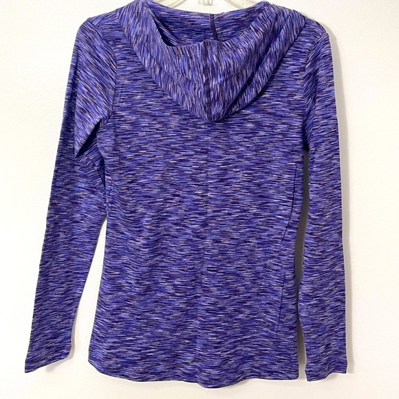 Lightweight long sleeve Columbia hoodie. - Picture 2 of 3